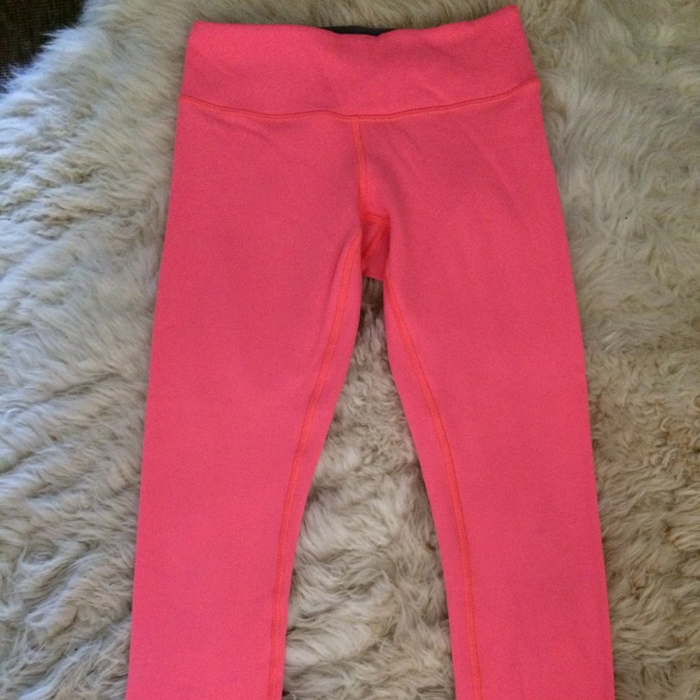 Hot Pink Women’s Lululemon Wunder Under crops